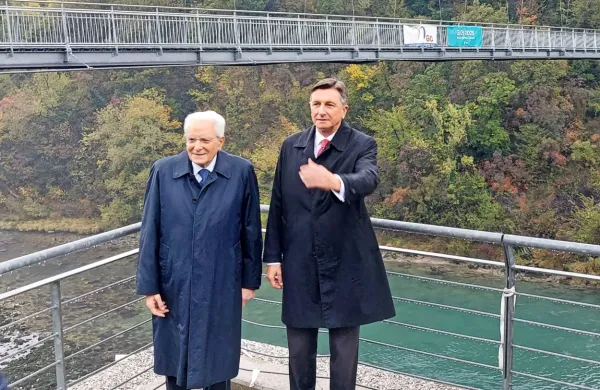 Največ glasov je sicer prejel aktualni predsednik Sergio Mattarella 
(levo), ki zavrača možnost drugega mandata. Na fotografiji z našim 
predsednikom Borutom Pahorjem.