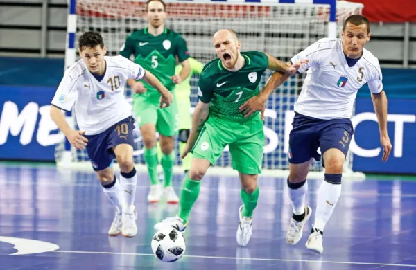 Veterana Igor Osredkar (z žogo) in Kristjan Čujec (v ozadju) sta  
proti Italiji dala hitri Sloveniji tudi stabilno posest žoge.