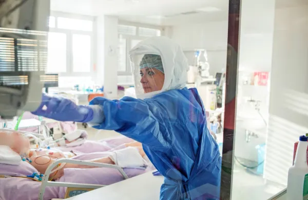 Na covidnih oddelkih bolnišnic zdravijo tudi s koronavirusom 
okužene bolnike, ki bolnišnično zdravljenje sicer potrebujejo 
zaradi drugih bolezni.