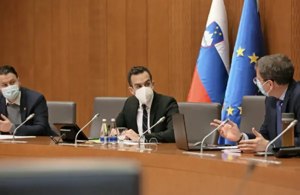 Zaradi odnosa Roka Snežiča do komisije so se po njegovem 
zaslišanju zvrstile kritike članov nad predsednika komisije Gregorja Periča (v sredini) iz vrst Konkretno, da takšnega odnosa ne bi 
smel dopustiti.