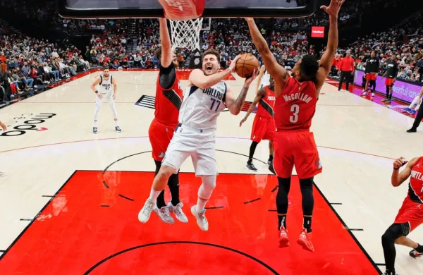 Luka Dončić se je med tekmo proti Portland Trail Blazers spet 
izkazal in s trojnim dvojčkom (15 točk, 10 skokov, 15 podaj).