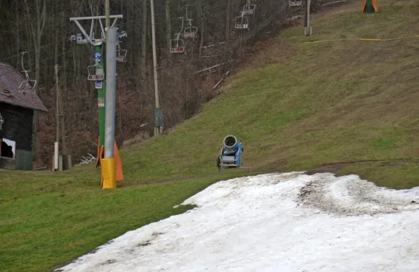 Mariborski snežni stadion je v zadnjih letih večkrat kazal tako 
žalostno podobo.