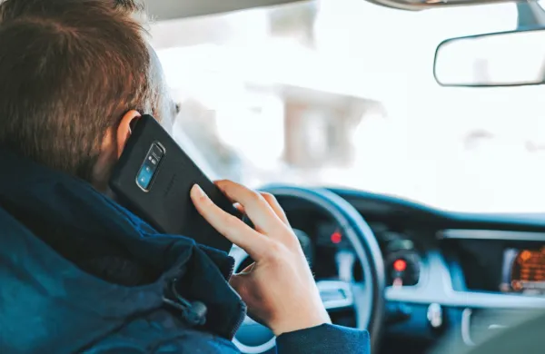Veliko voznikov se še vedno požvižga na vsa opozorila in veselo 
telefonira med vožnjo.