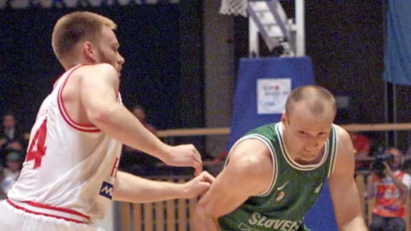 Leta 1999 je na eurobasketu  za izbrano vrsto še igral Jure Zdovc 
(desno). Pokriva ga eden najboljši madžarskih igralcev  Erno Sitku, 
ki je predlani  nenadoma preminil.