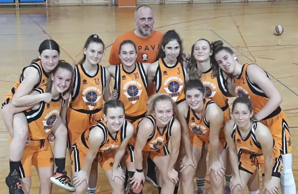 Vipavska selekcija do 17 let uspešno zastopa klubske barve v 
ligaškem tekmovanju. 