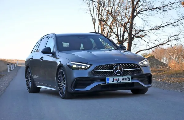 66 tisočakov je končna cena Mercedesovega karavana z oznako C, 
ki ima pod pokrovom zmogljiv dizelski motor, v potniški kabini 
obilo prostora in udobja ter napredne tehnologije. Za piko na i mu 
je moderno zunanjo obliko narisal slovenski oblikovalec.