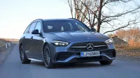 66 tisočakov je končna cena Mercedesovega karavana z oznako C, 
ki ima pod pokrovom zmogljiv dizelski motor, v potniški kabini 
obilo prostora in udobja ter napredne tehnologije. Za piko na i mu 
je moderno zunanjo obliko narisal slovenski oblikovalec.