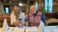 Marija Panger (desno), nona s fuži, in njena hči Oriella Medoš v 
gostilni Na burji v Novi vasi.