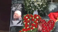  Akija  so na zadnjo pot pospremili  verzi o žalostni pesmi: “Pojejo jo tisti, ki ostajajo.” 