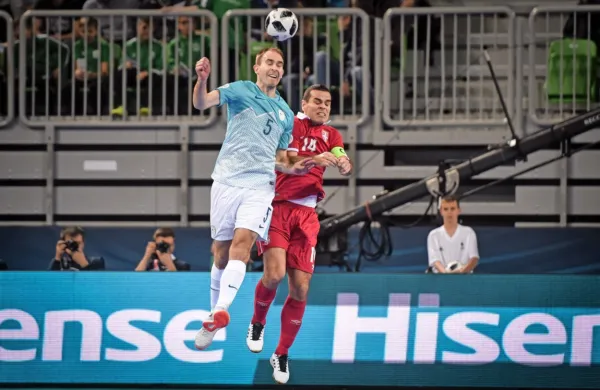 Primorec Kristjan Čujec je podajal in streljal, a žoga ni hotela v 
gol. 