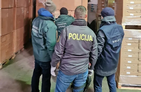 Pri preiskovanju črnih “tobakarjev” so združili moči slovenska in 
francoska policija, finančna uprava in Europol.