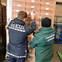 Policisti in finančniki so se v torek nadihali vonja po tobaku.