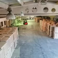 Kot v skladišču ljubljanske Tobačne: v enih škatlah tobak, v drugih 
že cigareti.