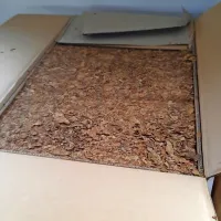 Zdrobljen tobak je v škatlah čakal na nadaljnjo obdelavo.