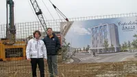 Rajko Vodišek (desno) s sinom Tonijem pred gradbiščem in 
reklamno tablo novega hotela Capodistria. 