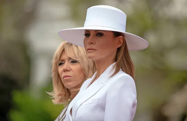 klobuk, ki ga je Melania Trump nosila, ko sta z bivšim predsednikom  aprila leta 2018 gostila državniško večerjo s francoskim 
predsednikom Emmanuelom Macronom in njegovo soprogo Brigitte, je  izdelal francoski oblikovalec Herve Pierre. 