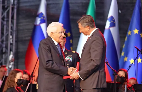 Sergio Mattarella, na fotografiji s slovenskim kolegom Borutom 
Pahorjem, ostaja  predsednik Italije. 