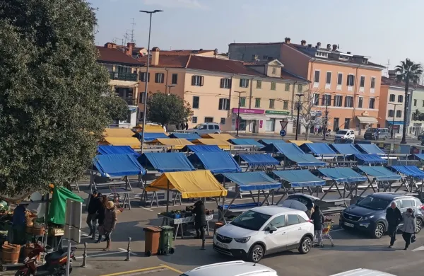 Stojnice so na nekdanjem parkirišču taksijev.