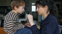 Ob potrjeni okužbi v vrtčevski skupini  otrok ni treba vsak dan 
testirati, vseeno pa NIJZ staršem priporoča, naj to počnejo.    