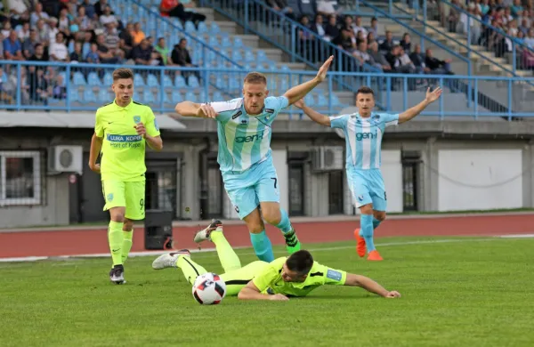 Andrej Kotnik (v ospredju) še v dresu Gorice v dvoboju s 
Koprom.