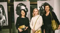 Utrinek z otvoritve razstave (z leve):  Anamarija Stibilj Šajn, Gaja 
Hanzel in njena mentorica Lea Pisani, strokovnjakinja za kulturo 
oblačenja. V ozadju črno-bele fotografije Ane Šuligoj, na katerih 
blesti igralka Iva Babić, ki so jo za potrebe fotografiranja preobrazili v igralko nemega filma.