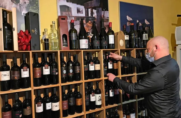 Povprečen Slovenec v tržnem letu 2020/2021 spil 35 litrov vina, 
stopnja samooskrbe pa je bila 95-odstotna.