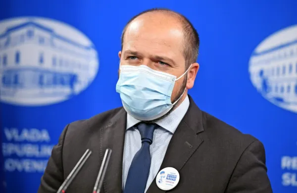 Za potrditev okužbe bo od torka zadostoval pozitiven hitri 
antigenski test, je napovedal zdravstveni minister Janez Poklukar.