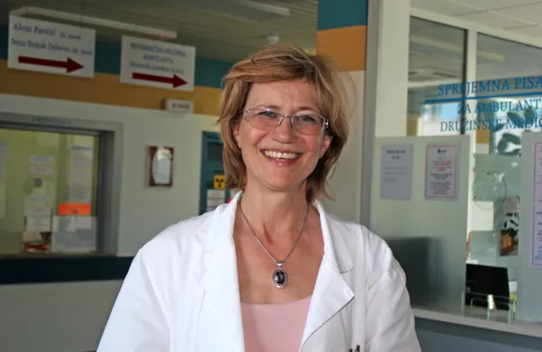 Direktorica ZD  Postojna, dr. Irena Vatovec opozarja, da je necovidnim bolnikom onemogočen dostop do zdravnikov