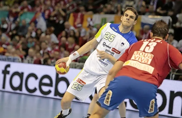 Borut Mačkovšek (z žogo) je proti Srbiji igral že leta 2013 na 
svetovnem prvenstvu v Španiji. Slovenija je dobila tekmo v 
skupinskem delu s 33:31 in na koncu osvojila četrto mesto. 