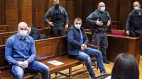 Na sojenju   so  prebrali  tudi   izpiske  iz kazenskih evidenc,    po katerih  
sta bila  Bojan  Stanojević (levo)   in   Klemen  Kadivec  (desno  ob  
paznikih) že obsojena.  Kadivca    so  zaradi  poslov s prepovedano  
drogo  pred leti  obsodili na več  kot    štiri leta  zapora,  kazen je prestal  
marca  2016.  