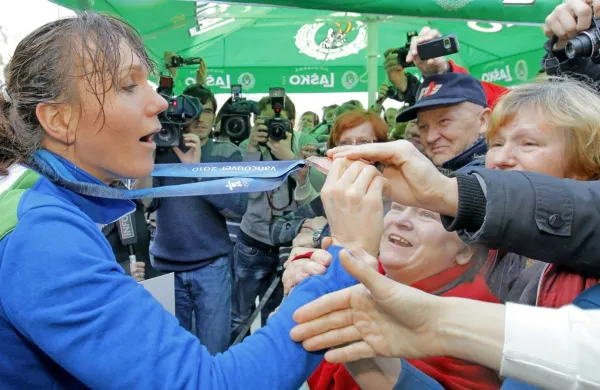 Izčrpana Petra Majdič z olimpijskim bronom po vrnitvi iz Vancouvra.