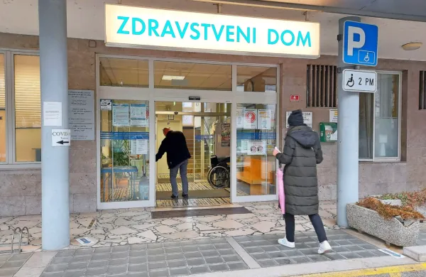 Kot je pojasnila direktorica Zdravstvenega doma Nova Gorica 
Petra Kokoravec, se je obseg dela močno povečal: “Dela, ki naj bi 
ga zdravnik in medicinska sestra opravila v osmih urah, je za 16 ur, 
zato ambulantni timi včasih ne morejo odgovoriti na vse klice in 
elektronsko pošto, prav tako ne morejo pregledati vseh pacientov.”