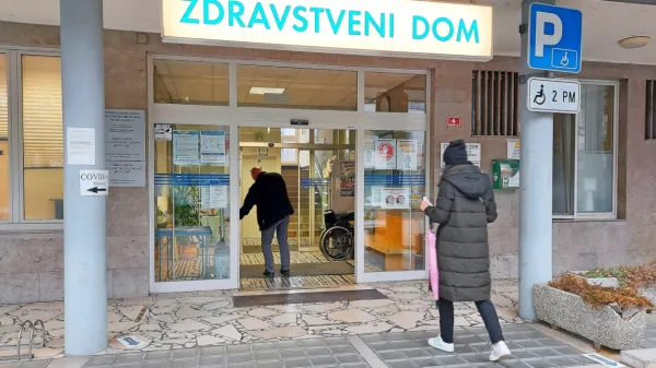 Kot je pojasnila direktorica Zdravstvenega doma Nova Gorica 
Petra Kokoravec, se je obseg dela močno povečal: “Dela, ki naj bi 
ga zdravnik in medicinska sestra opravila v osmih urah, je za 16 ur, 
zato ambulantni timi včasih ne morejo odgovoriti na vse klice in 
elektronsko pošto, prav tako ne morejo pregledati vseh pacientov.”