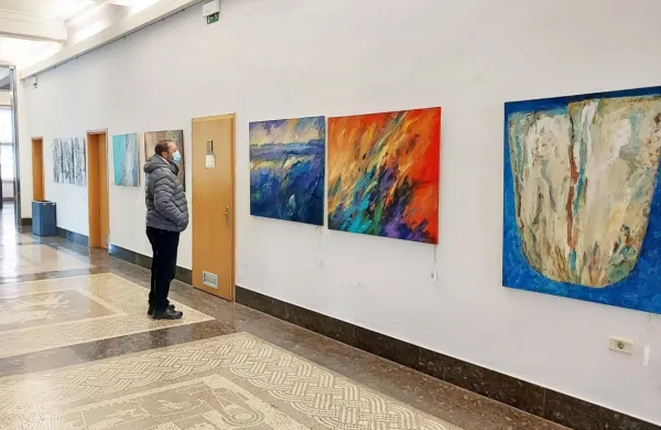 Umetniki za karitas v avli mestne občine