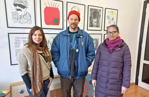 Ekipi pivške Hiše kulture se je pridružila Mateja Premrl (prva z 
leve), ki bo skupaj z Leonom Zuodarjem in Mojco Grmek skrbela za 
izobraževalni program galerije.