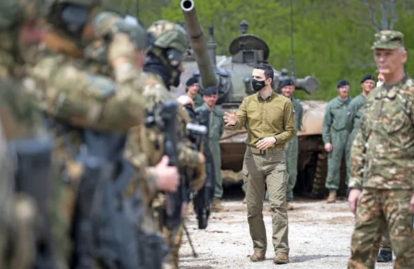 Predlagana vodovarstvena uredba skuša vojaško dejavnost na 
osrednjem vadišču, ki se mu še nobena vlada doslej ni bila 
pripravljena odreči, združiti z varovanjem pitne vode. 
