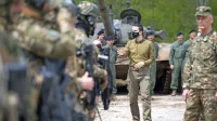 Predlagana vodovarstvena uredba skuša vojaško dejavnost na 
osrednjem vadišču, ki se mu še nobena vlada doslej ni bila 
pripravljena odreči, združiti z varovanjem pitne vode. 