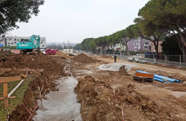 Ker urejajo komunalno infrastrukturo, so morali zožiti   cestišče, 
vendar je promet po Prešernovi cesti v minulih dneh potekal 
nemoteno.   V  bližnji prihodnosti pa je  predvidena delna zapora 
prometa.