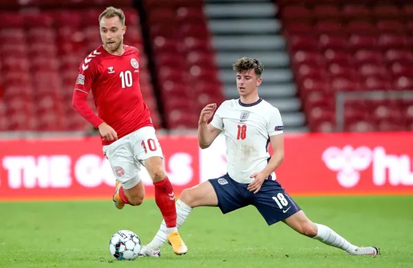Danec Christian Eriksen (levo), ki je na evropskem prvenstvu 
doživel srčni zastoj, se bo k nogometu poskušal vrnil v dresu 
angleškega prvoligaša Brentforda.  