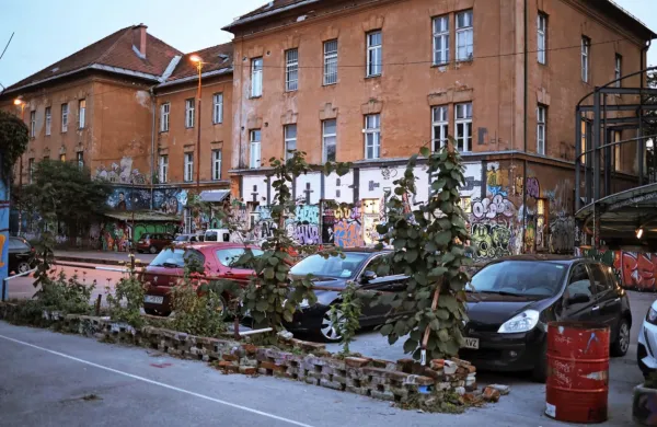 

Ministrstvo za kulturo je oktobra 2020 nevladnikom na Metelkovi 
6 poslalo dopis s pozivom, naj stavbo zapustijo.