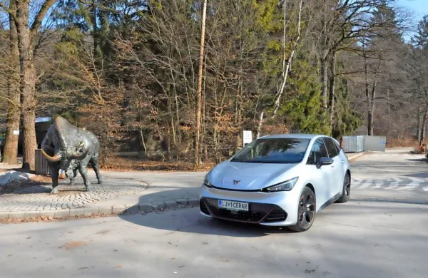 Prvi električni Cuprin avtomobil je že na voljo pri trgovcih po 
Sloveniji, a trenutno zgolj s srednjo 58 kWh baterijo. Ta z odbitkom 
popusta in subvencije stane manj kot 32 tisočakov.