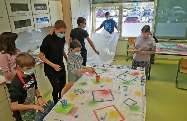 Pouk  v oddelkih prilagojenega programa z nižjim izobrazbenim standardom vključuje veliko praktičnega in 
skupinskega dela. 