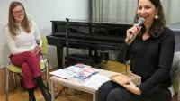 Poezija odpira tudi prostor za igro, je   Nina Medved (desno) poudarila v pogovoru z Diano Pungeršič. 