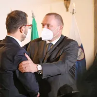Prijateljsko razpoložena kmetijska ministra Slovenije in Italije: Jože 
Podgoršek (desno) in Stefano Patuanelli.