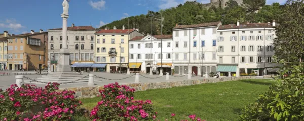 Osrednjemu goriškemu trgu smo Slovenci od nekdaj rekli Travnik. Odkar je zaprt za promet, je pridobil na šarmu, žal pa je gradbišče vzpenjače na grad že leta zapuščeno. 