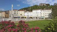 Osrednjemu goriškemu trgu smo Slovenci od nekdaj rekli Travnik. Odkar je zaprt za promet, je pridobil na šarmu, žal pa je gradbišče vzpenjače na grad že leta zapuščeno. 