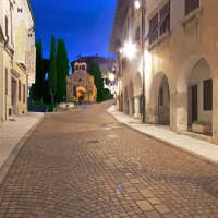 Kip Carla Michelstaedterja ob vstopu v Raštel - nekdanjo nakupovalno meko. 