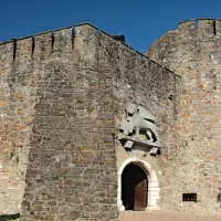 Goriški srednjeveški grad je med drugim  kraj, kjer so bili zaprti tolminski puntarji. 