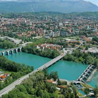 Soča se, ko teče mimo mesta, razširi in umiri, a ohranja svojo značilno smaragdno barvo. 