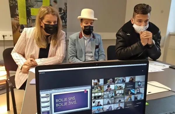 Mladi so s svojimi poslovnimi idejami navdušili komisijo, ki so jo 
sestavljali direktorica zavoda Znanje Tatjana Hvala,  brivec Luka 
Nebec in pevec Anže Turk (Jay Bolk).